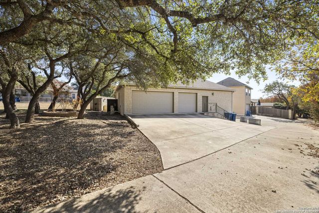 150 E St Andrews Loop, Kerrville, TX 78028