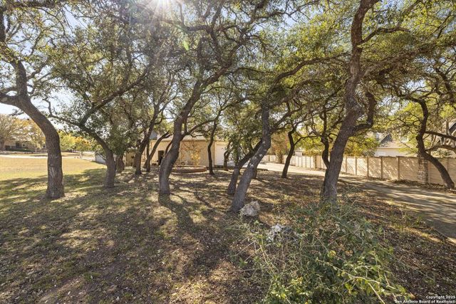 150 E St Andrews Loop, Kerrville, TX 78028