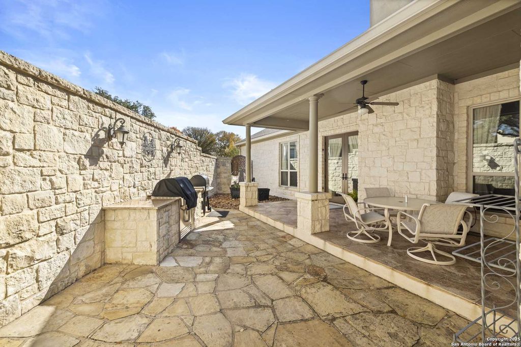 150 E St Andrews Loop, Kerrville, TX 78028