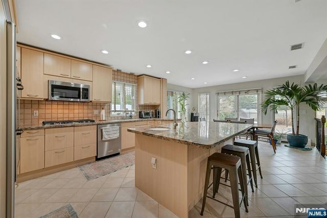 38 Geraldine Road, Englewood Cliffs, NJ 07632