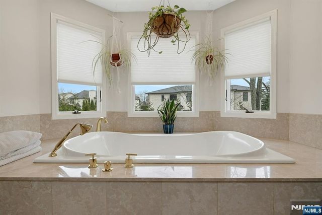 38 Geraldine Road, Englewood Cliffs, NJ 07632