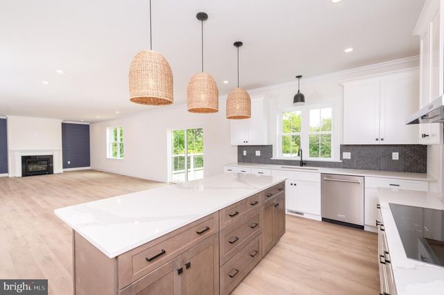 2328 ROCKVALE RD, Lancaster, PA 17602