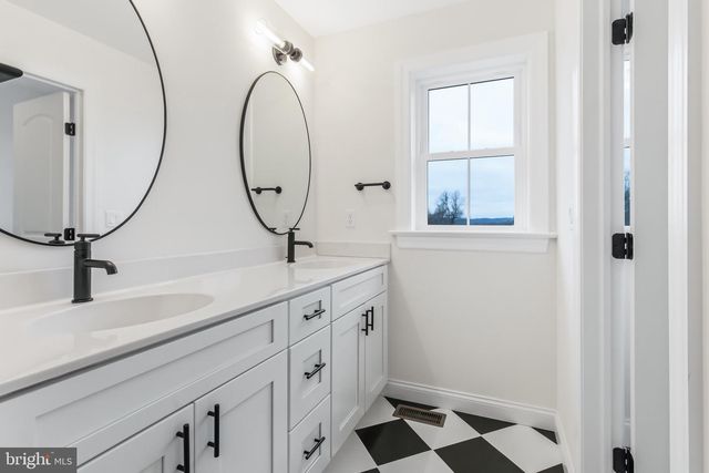 2328 ROCKVALE RD, Lancaster, PA 17602