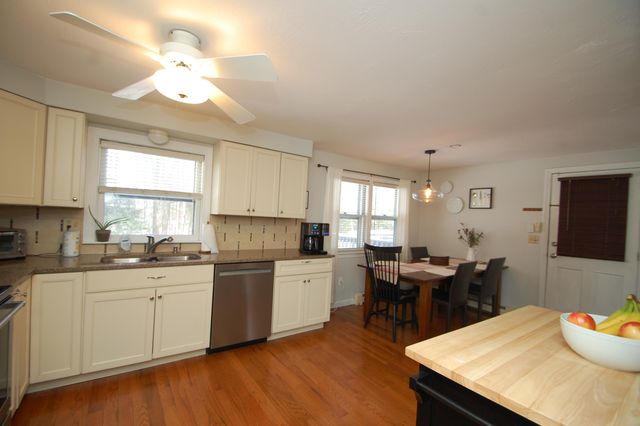 8 Teaberry Lane, Bedford, NH 03110