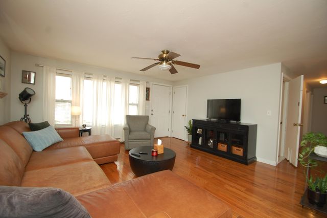 8 Teaberry Lane, Bedford, NH 03110