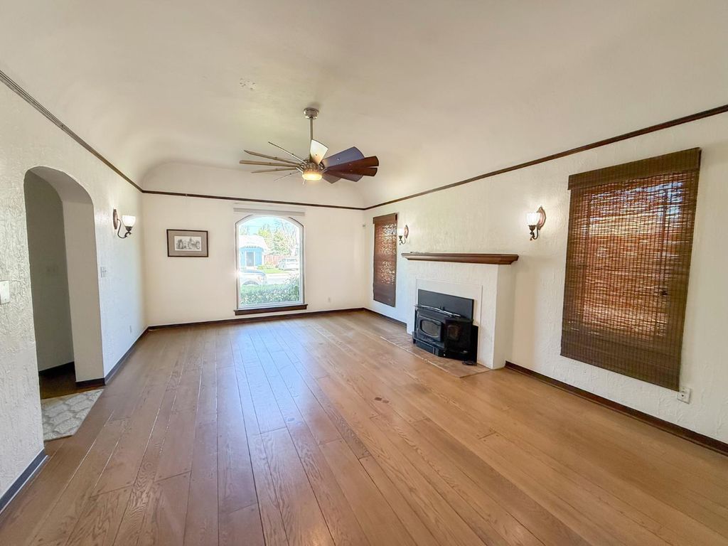 Image 10 of property listing at 624 E Vassar Avenue, Fresno, CA 93704