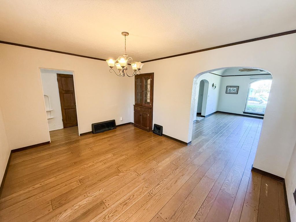 Image 13 of property listing at 624 E Vassar Avenue, Fresno, CA 93704