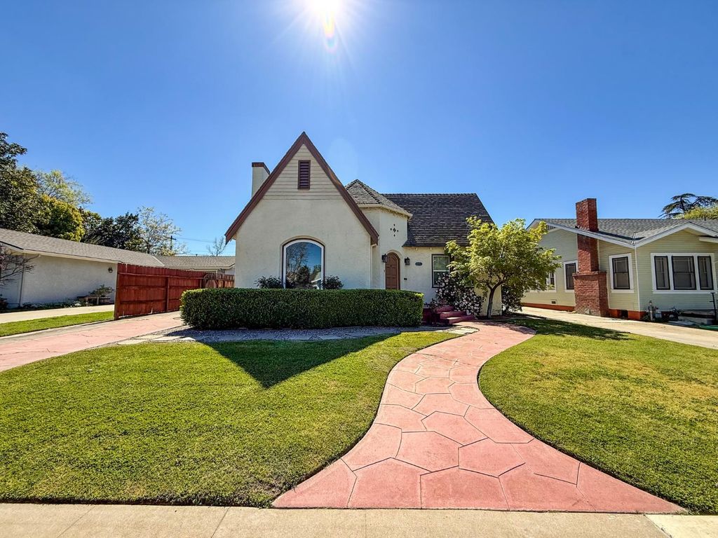 Image 2 of property listing at 624 E Vassar Avenue, Fresno, CA 93704
