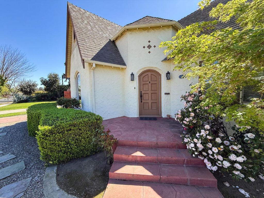 Image 3 of property listing at 624 E Vassar Avenue, Fresno, CA 93704