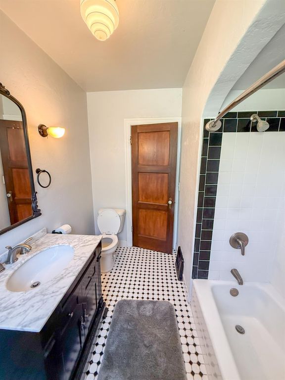 Image 4 of property listing at 624 E Vassar Avenue, Fresno, CA 93704