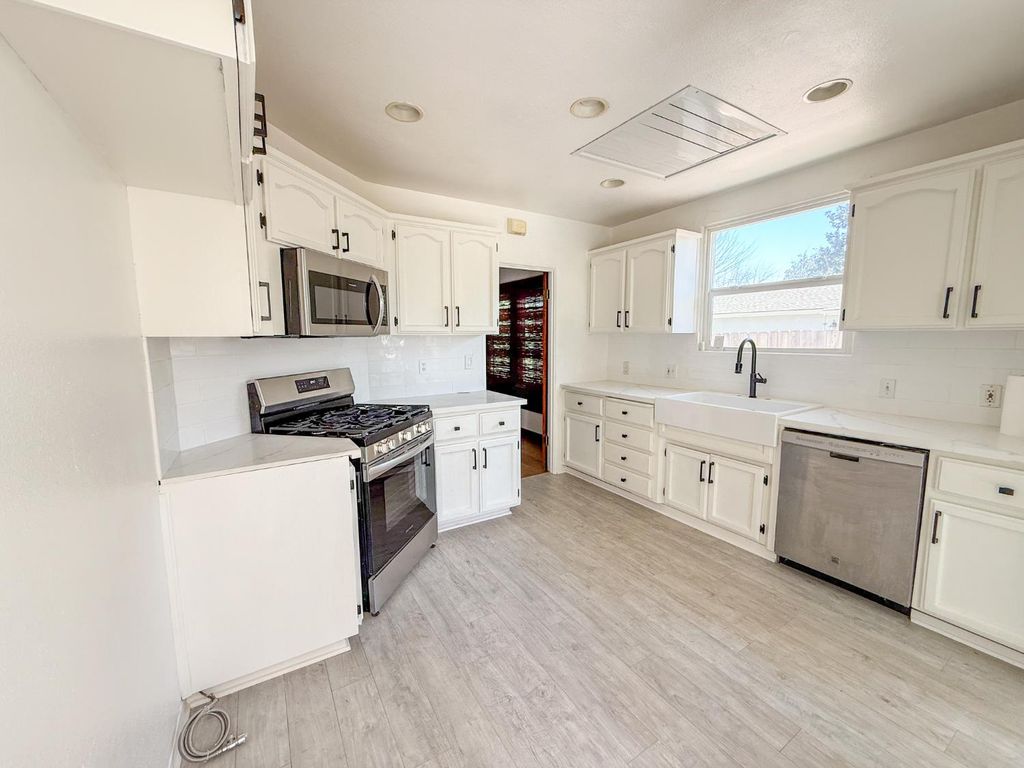 Image 5 of property listing at 624 E Vassar Avenue, Fresno, CA 93704