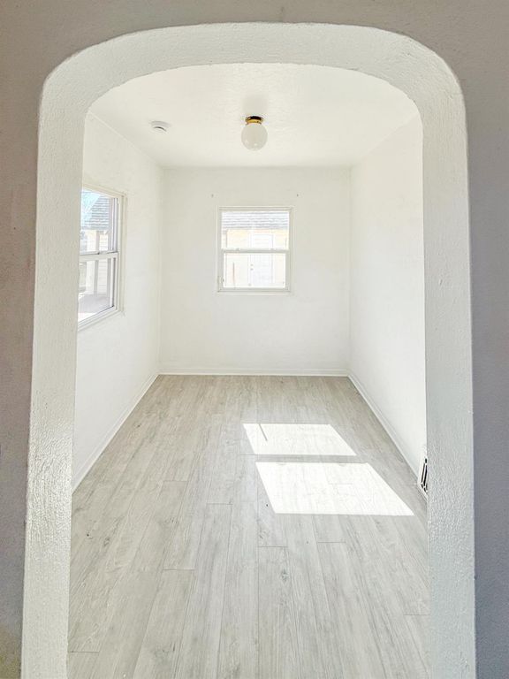 Image 6 of property listing at 624 E Vassar Avenue, Fresno, CA 93704