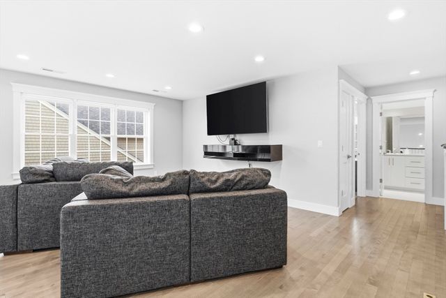 16 Cape Club Dr, Sharon, MA 02067