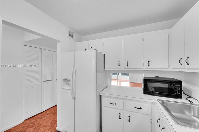 3090 NW 46th Ave 212C, Lauderdale Lakes, FL 33313