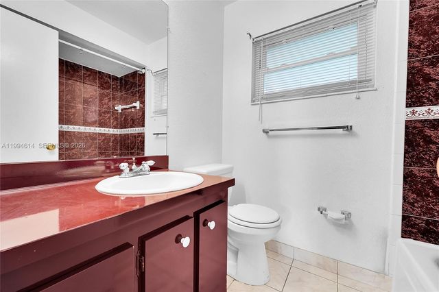 3090 NW 46th Ave 212C, Lauderdale Lakes, FL 33313