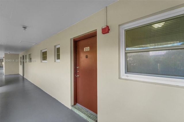 3090 NW 46th Ave 212C, Lauderdale Lakes, FL 33313