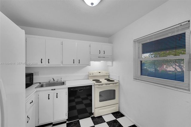 3090 NW 46th Ave 212C, Lauderdale Lakes, FL 33313