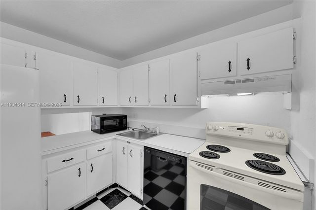 3090 NW 46th Ave 212C, Lauderdale Lakes, FL 33313