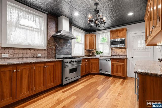 384 Anderson Street, Hackensack, NJ 07601