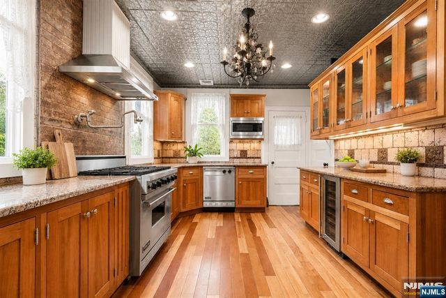 384 Anderson Street, Hackensack, NJ 07601