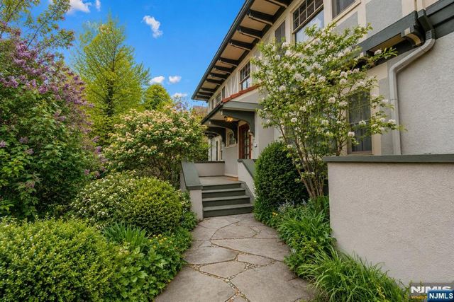 384 Anderson Street, Hackensack, NJ 07601