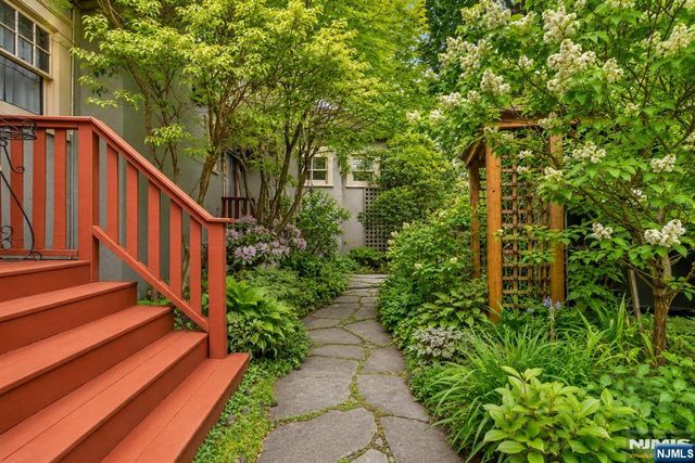 384 Anderson Street, Hackensack, NJ 07601