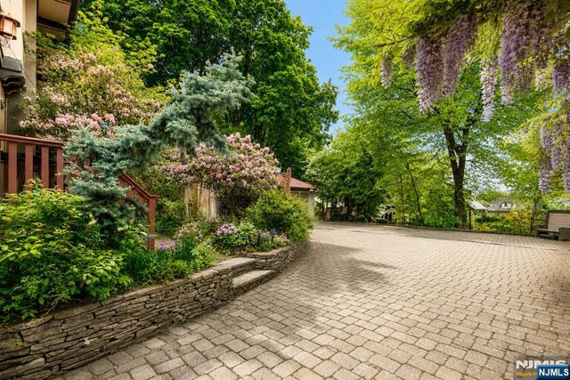 384 Anderson Street, Hackensack, NJ 07601