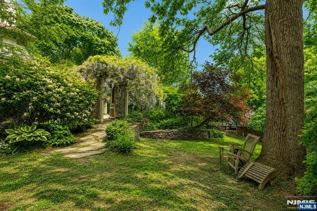 384 Anderson Street, Hackensack, NJ 07601