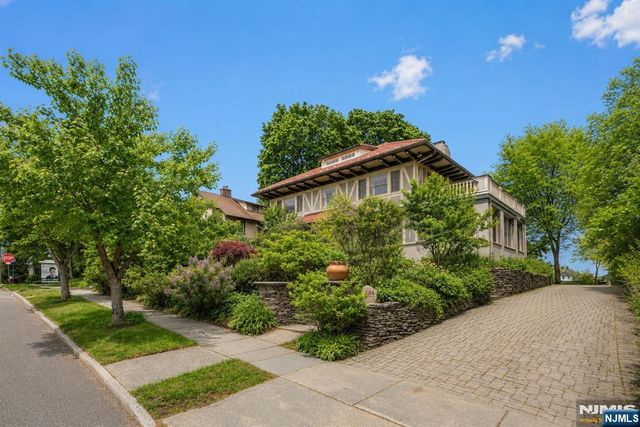 384 Anderson Street, Hackensack, NJ 07601