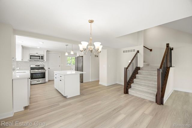 3200 Hessel Avenue, Rochester Hills, MI 48307