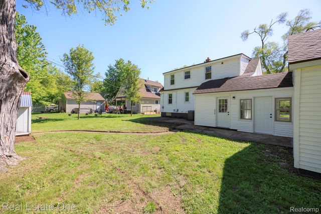 3200 Hessel Avenue, Rochester Hills, MI 48307