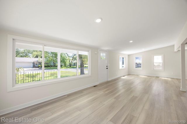 3200 Hessel Avenue, Rochester Hills, MI 48307