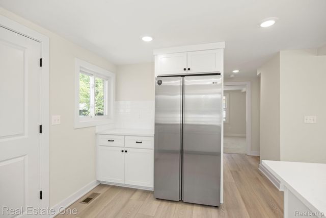 3200 Hessel Avenue, Rochester Hills, MI 48307