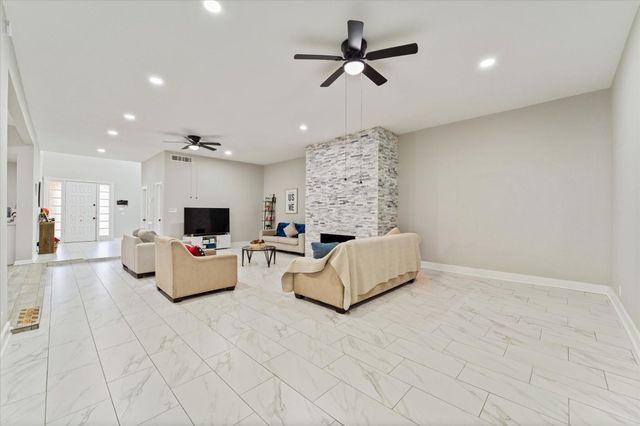 48 Bayou Pointe Drive, Houston, TX 77063