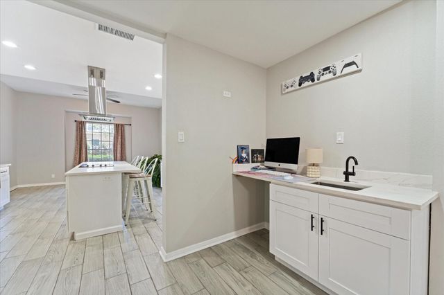 48 Bayou Pointe Drive, Houston, TX 77063
