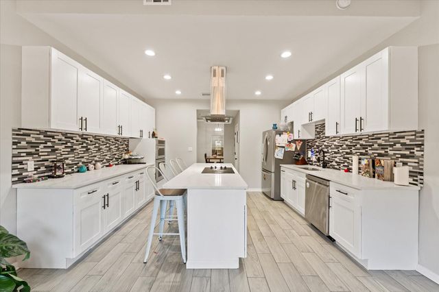 48 Bayou Pointe Drive, Houston, TX 77063