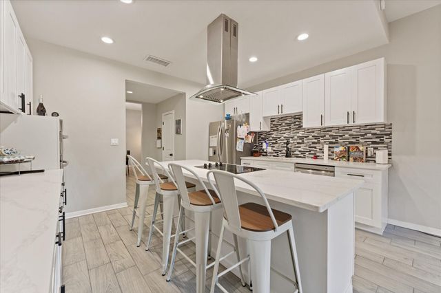 48 Bayou Pointe Drive, Houston, TX 77063