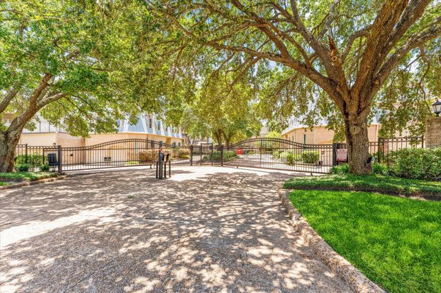 48 Bayou Pointe Drive, Houston, TX 77063