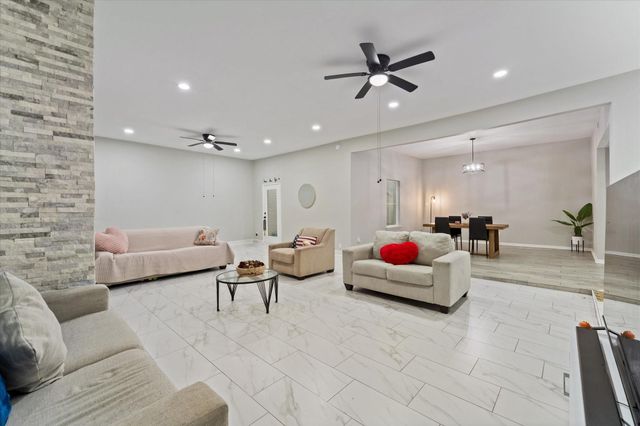 48 Bayou Pointe Drive, Houston, TX 77063