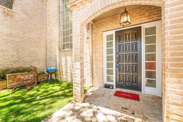 48 Bayou Pointe Drive, Houston, TX 77063