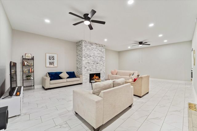 48 Bayou Pointe Drive, Houston, TX 77063