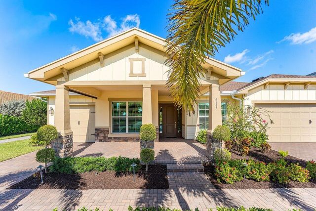 940 Hookline Circle, Loxahatchee, FL 33470