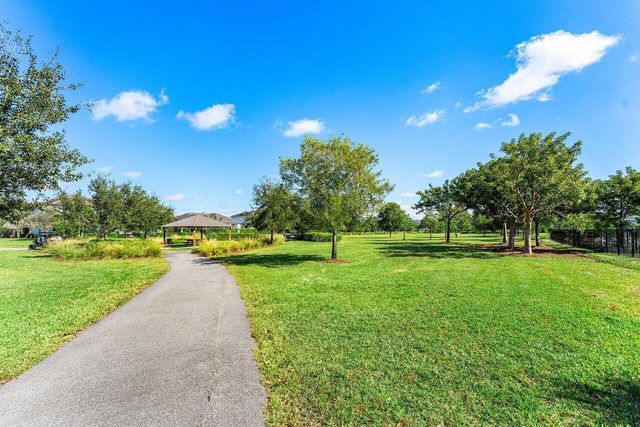940 Hookline Circle, Loxahatchee, FL 33470