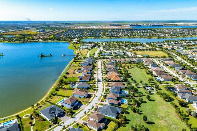 940 Hookline Circle, Loxahatchee, FL 33470