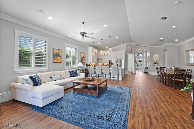 10340 Vanderbilt DR, Naples, FL 34108