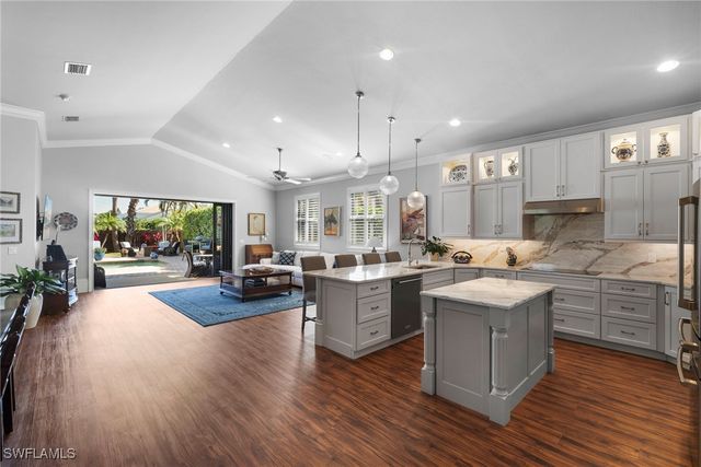 10340 Vanderbilt DR, Naples, FL 34108