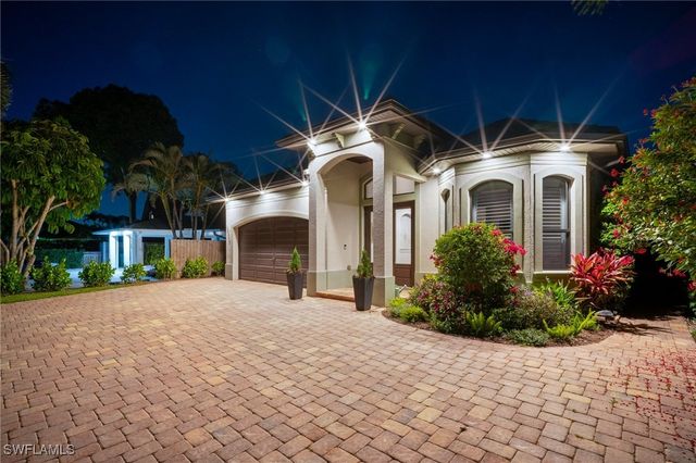 10340 Vanderbilt DR, Naples, FL 34108