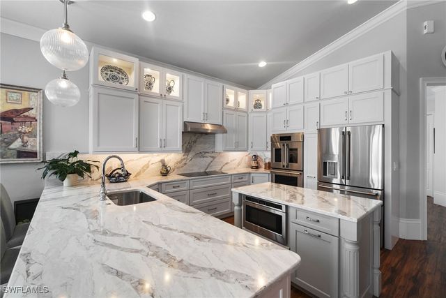 10340 Vanderbilt DR, Naples, FL 34108