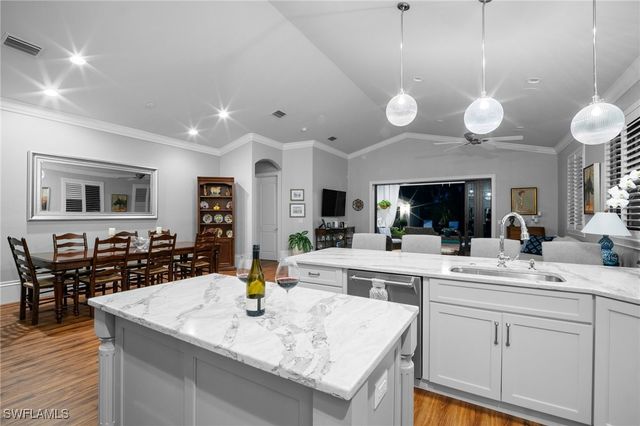 10340 Vanderbilt DR, Naples, FL 34108