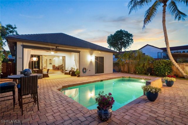10340 Vanderbilt DR, Naples, FL 34108